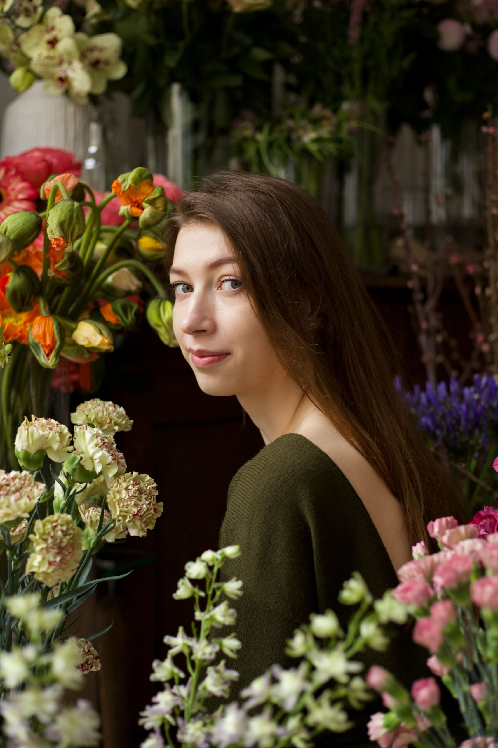 Artystyczny portret kobiety w kwiaciarni Burza Kwiatów