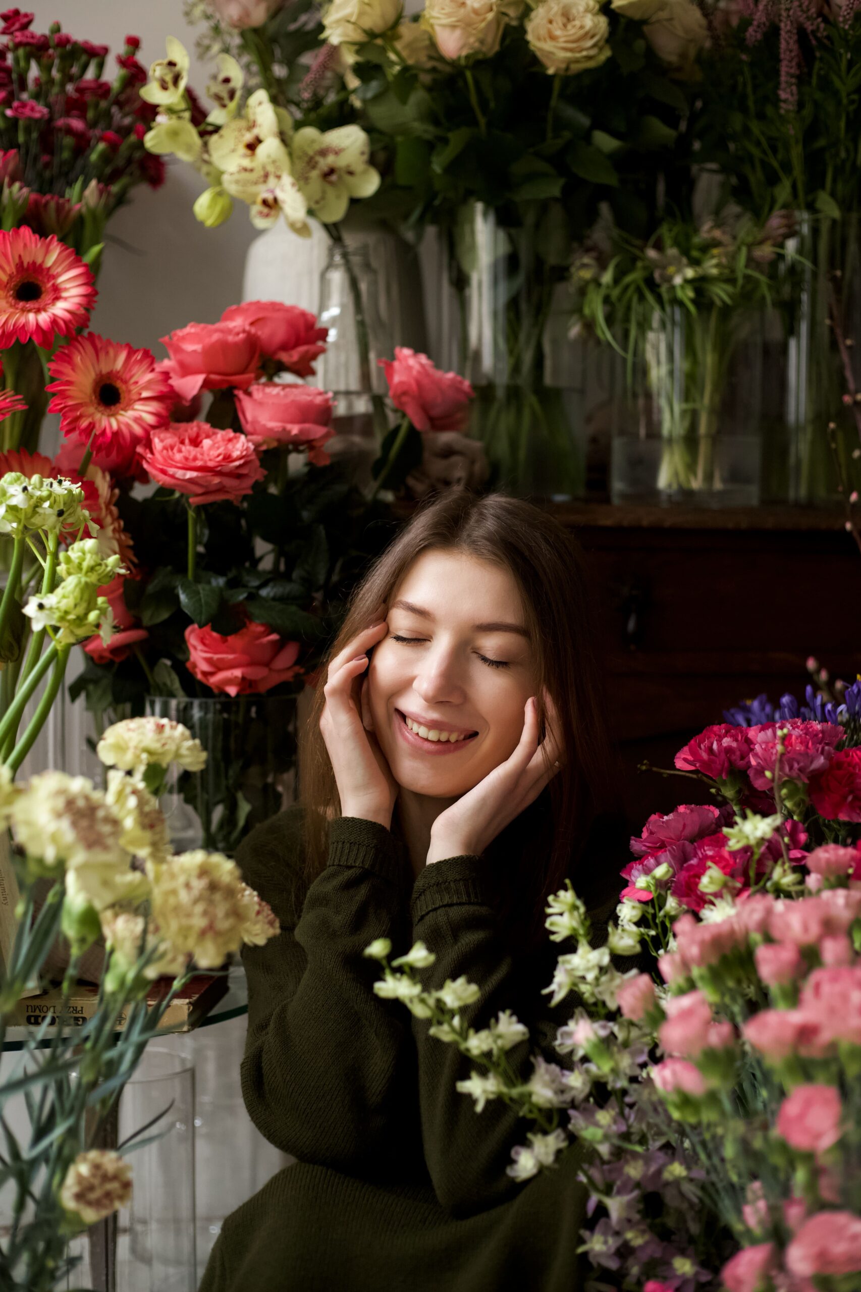 Naturalny portret kobiety wśród kwiatów - Burza Kwiatów
