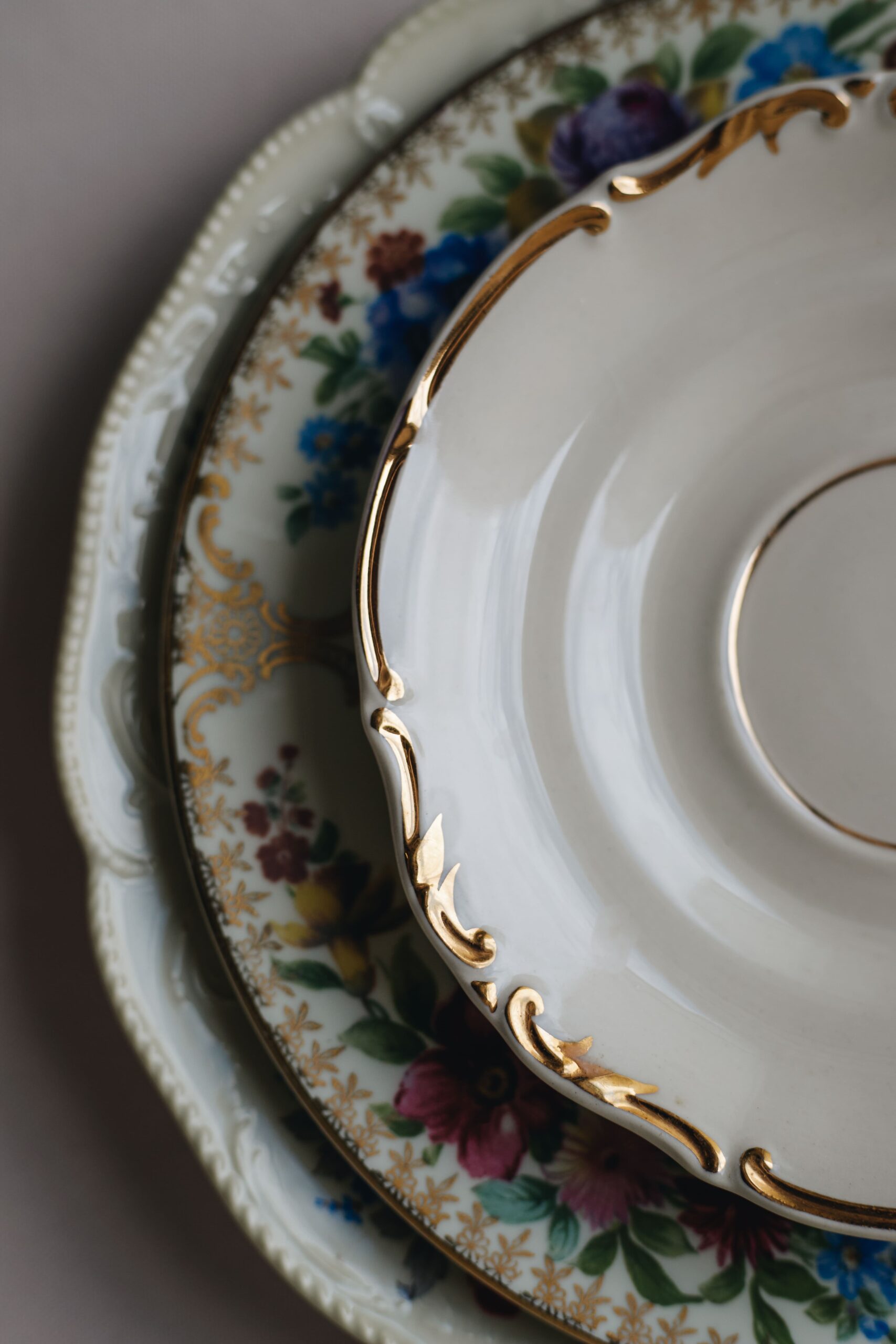 Zbliżenie na dekoracyjną porcelanę vintage z Manufaktura Staroci