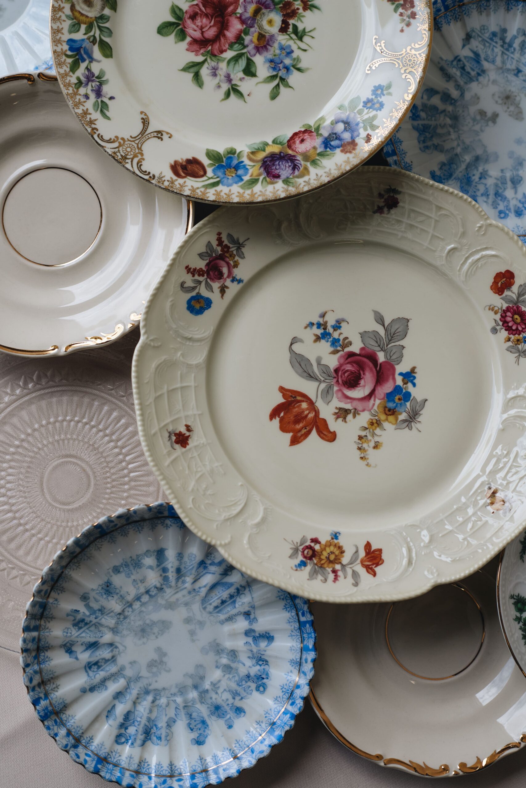 Mix porcelany vintage wykorzystywany w aranżacjach Manufaktury Staroci