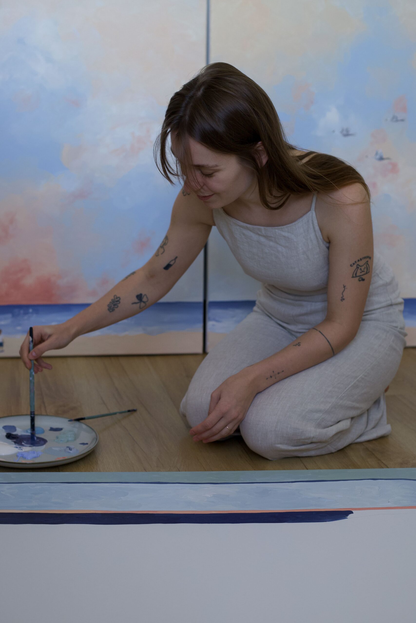 Artystka Natalia Bieniek przy pracy w swojej pracowni malarskiej