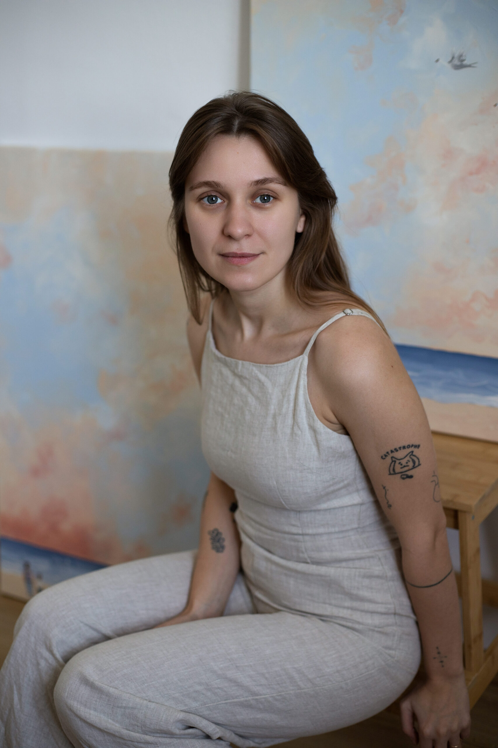 Portret artystki Natalii Bieniek w pracowni malarskiej