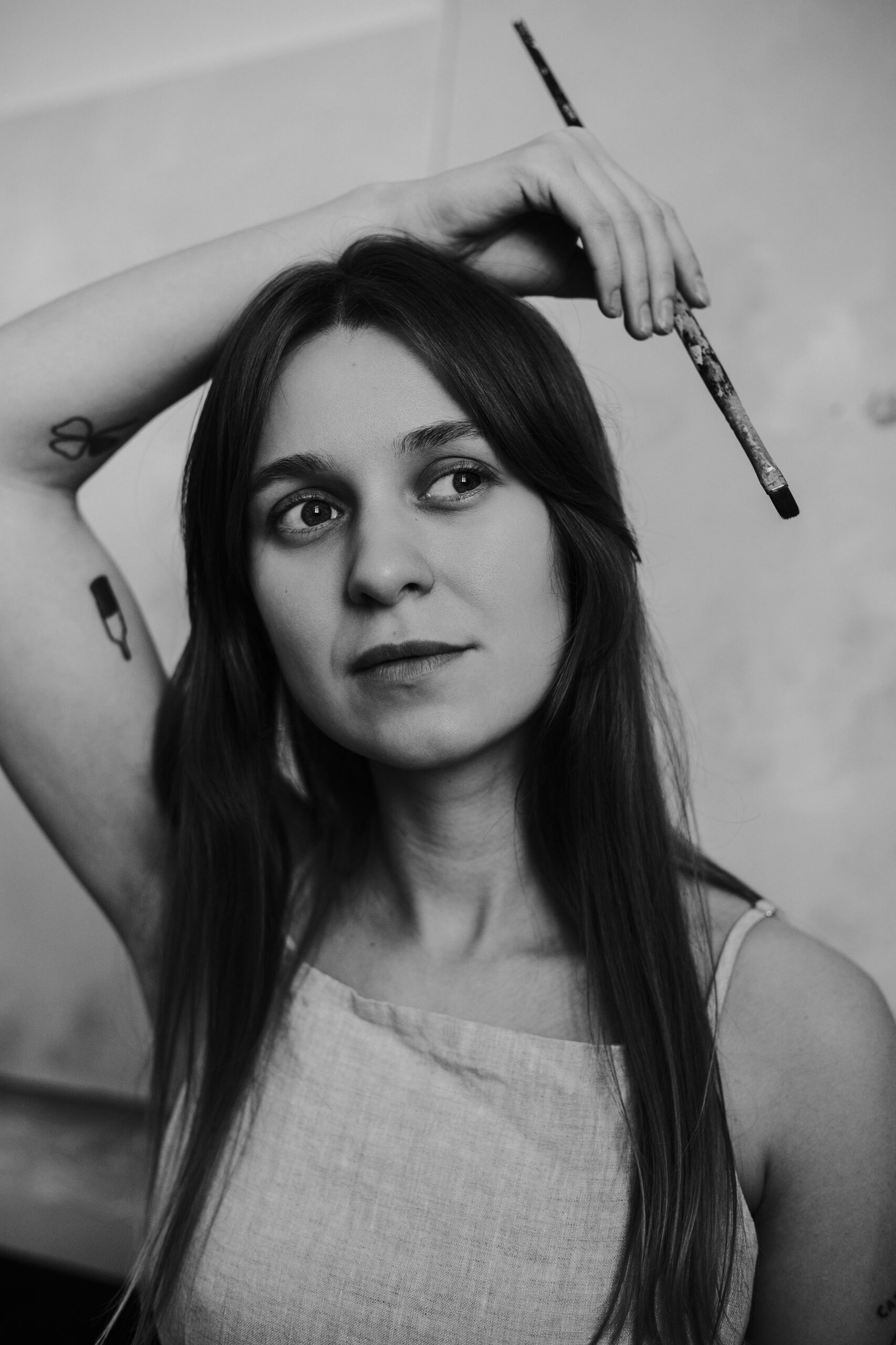 Czarno-biały portret artystki Natalii Bieniek