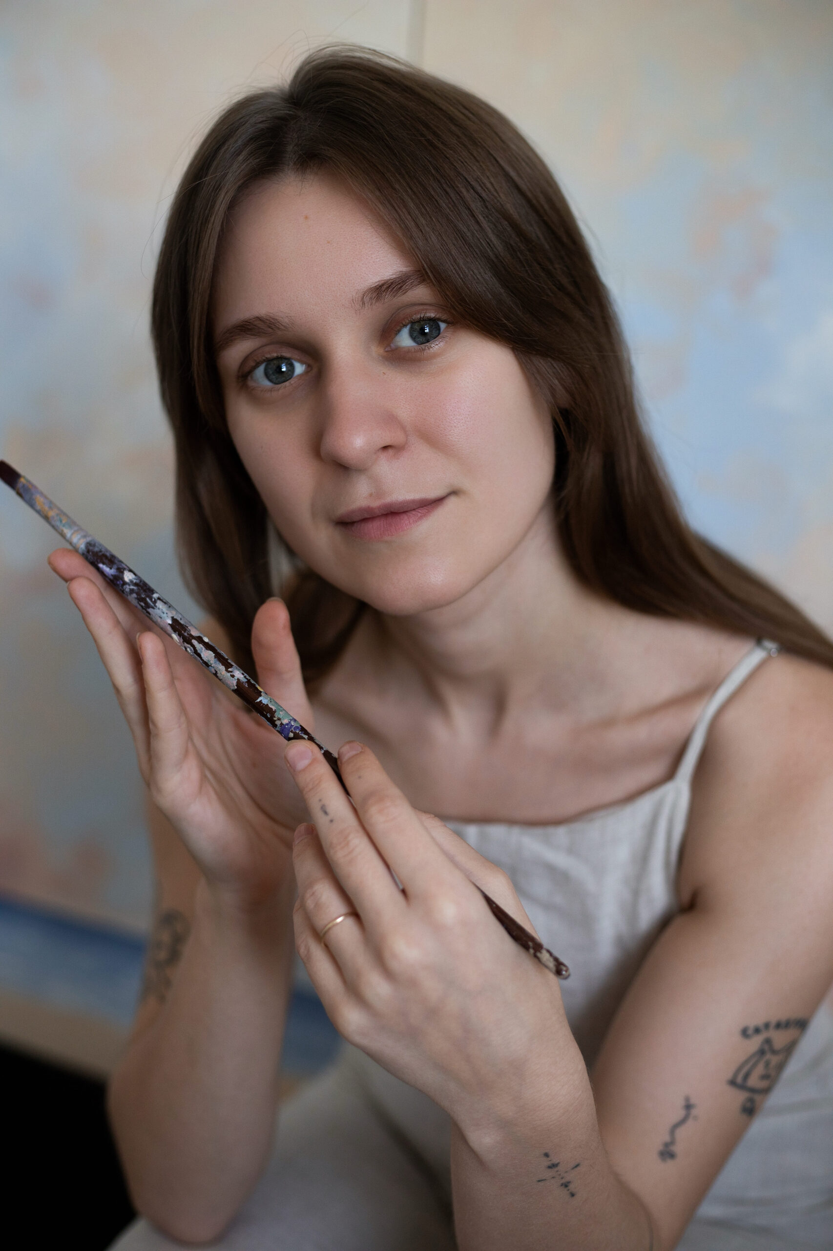 Portret Natalii Bieniek z pędzlem w dłoniach
