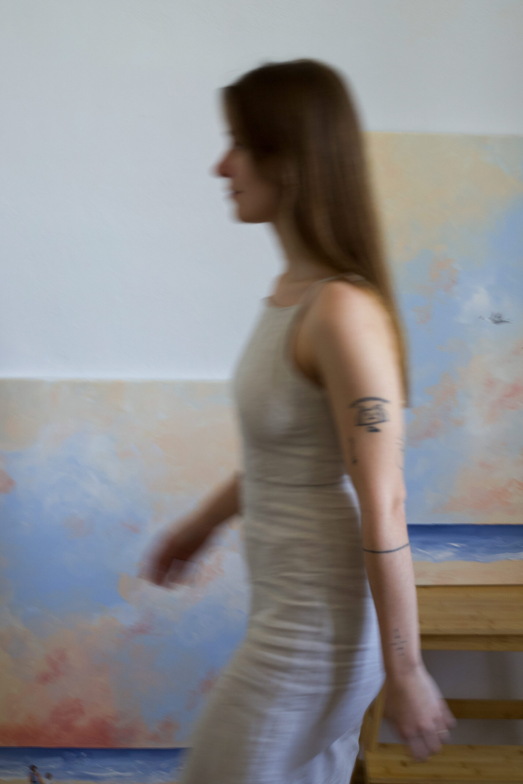 Sylwetka artystki Natalii Bieniek w pracowni malarskiej