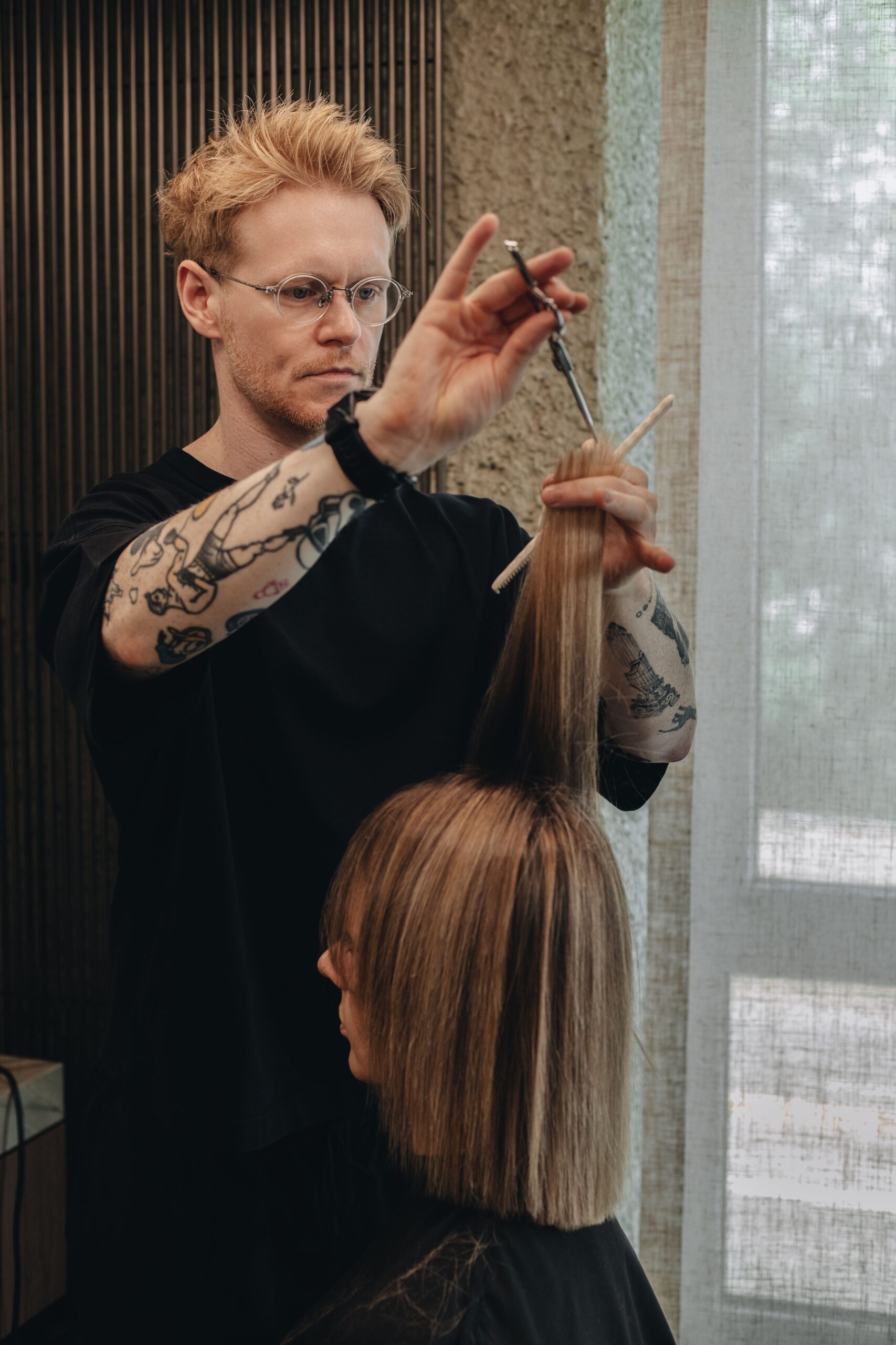 Fryzjer wykonujący strzyżenie włosów w Sebastian Hubert Studio
