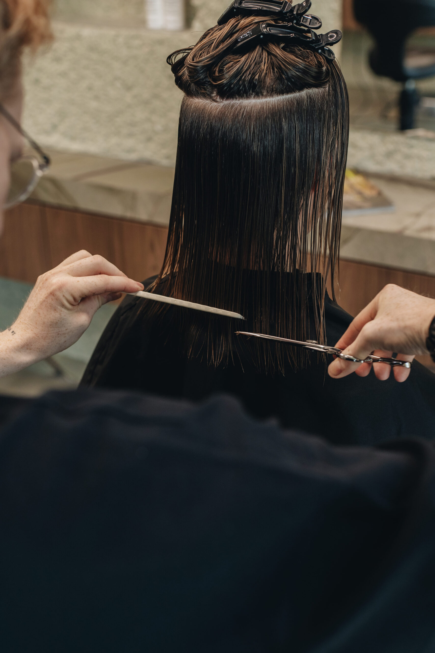 Proces strzyżenia włosów w Sebastian Hubert Studio