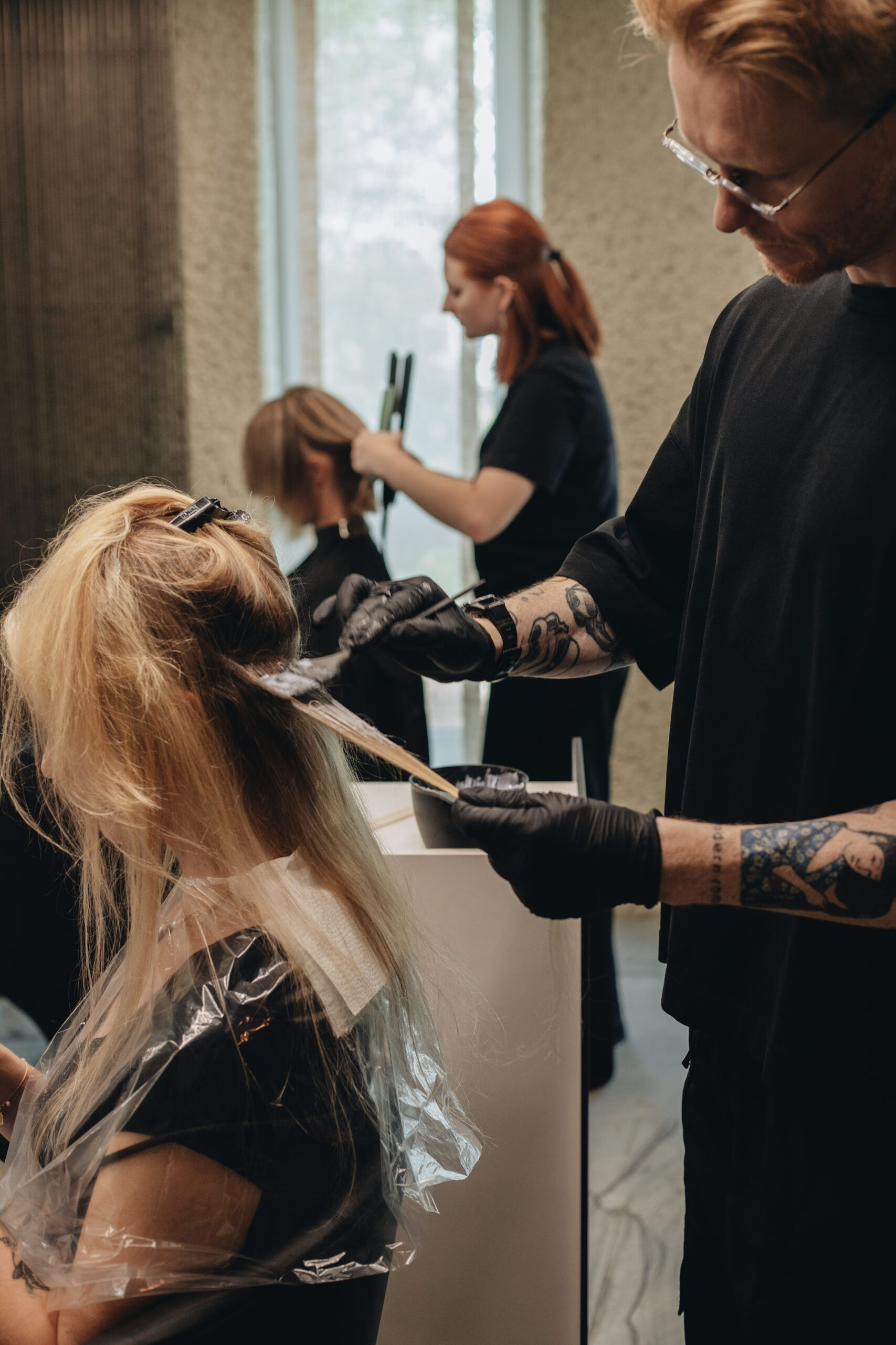 Stylizacja włosów modelki w Sebastian Hubert Studio podczas sesji zdjęciowej