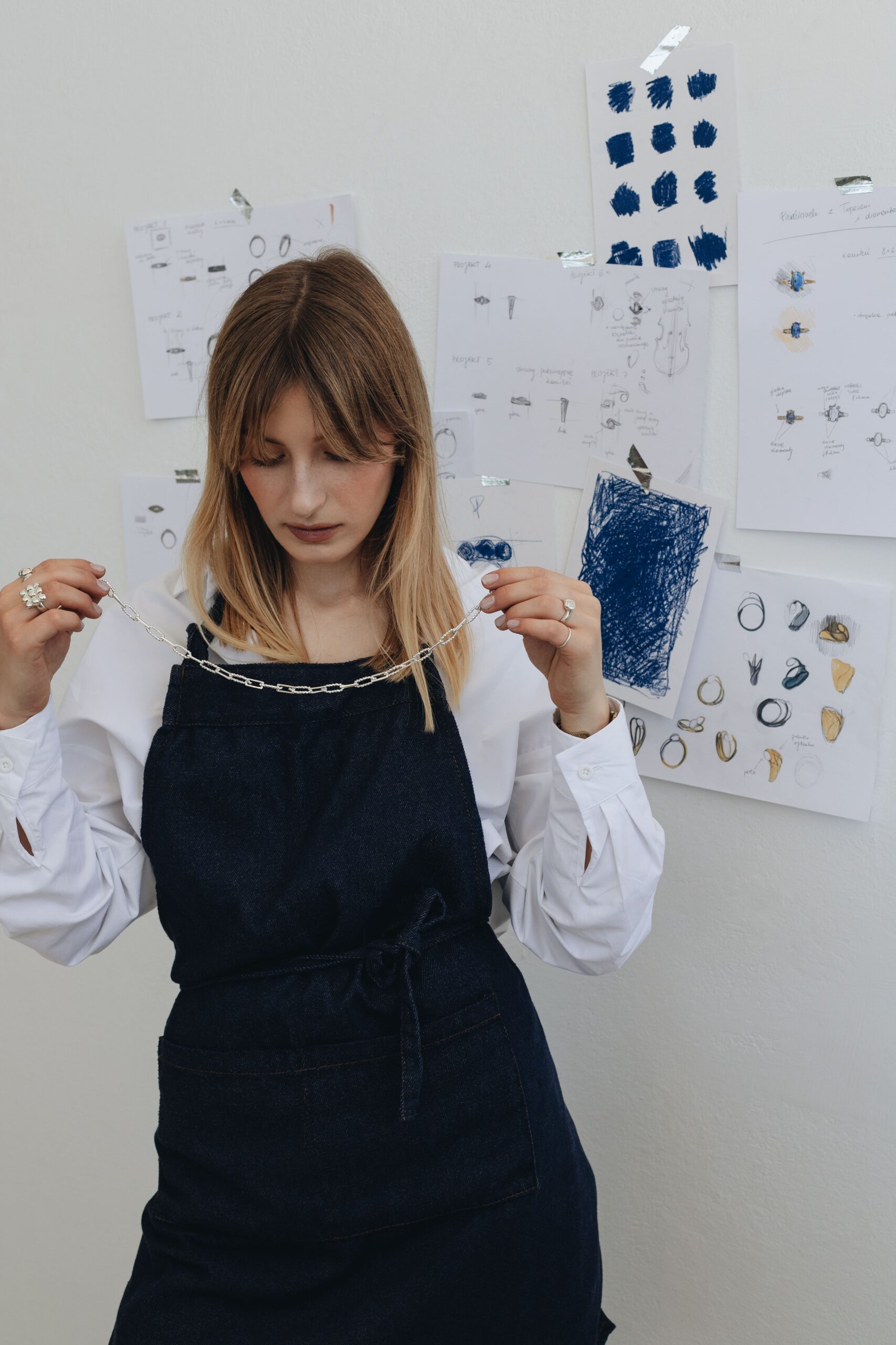 Portret projektantki biżuterii Julii Winiarskiej w minimalistycznej stylizacji