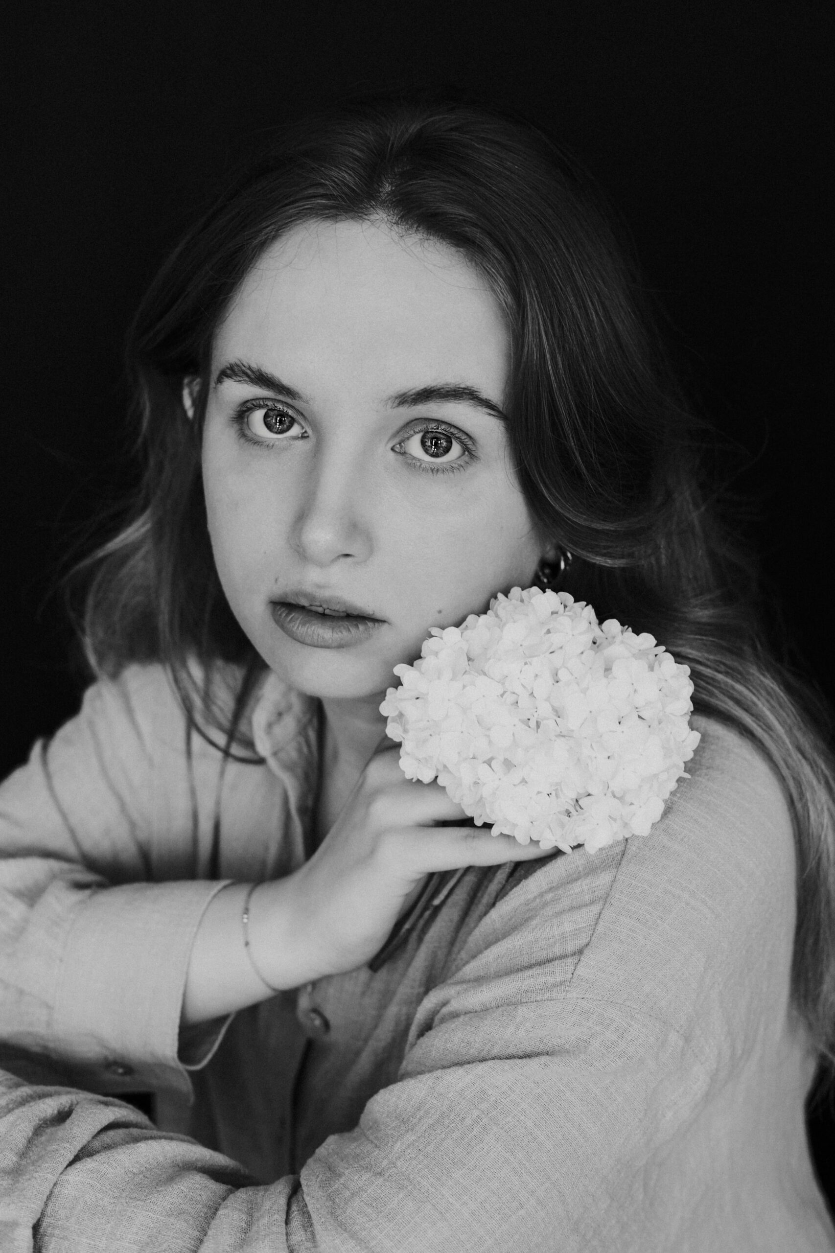 czarno-biały portret kobiecy z kwiatem - Monika