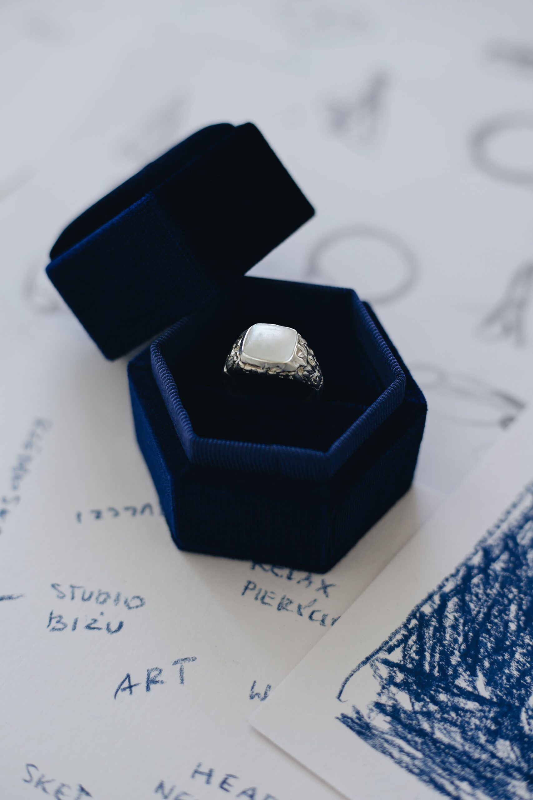 sesja produktowa srebrny pierścionek